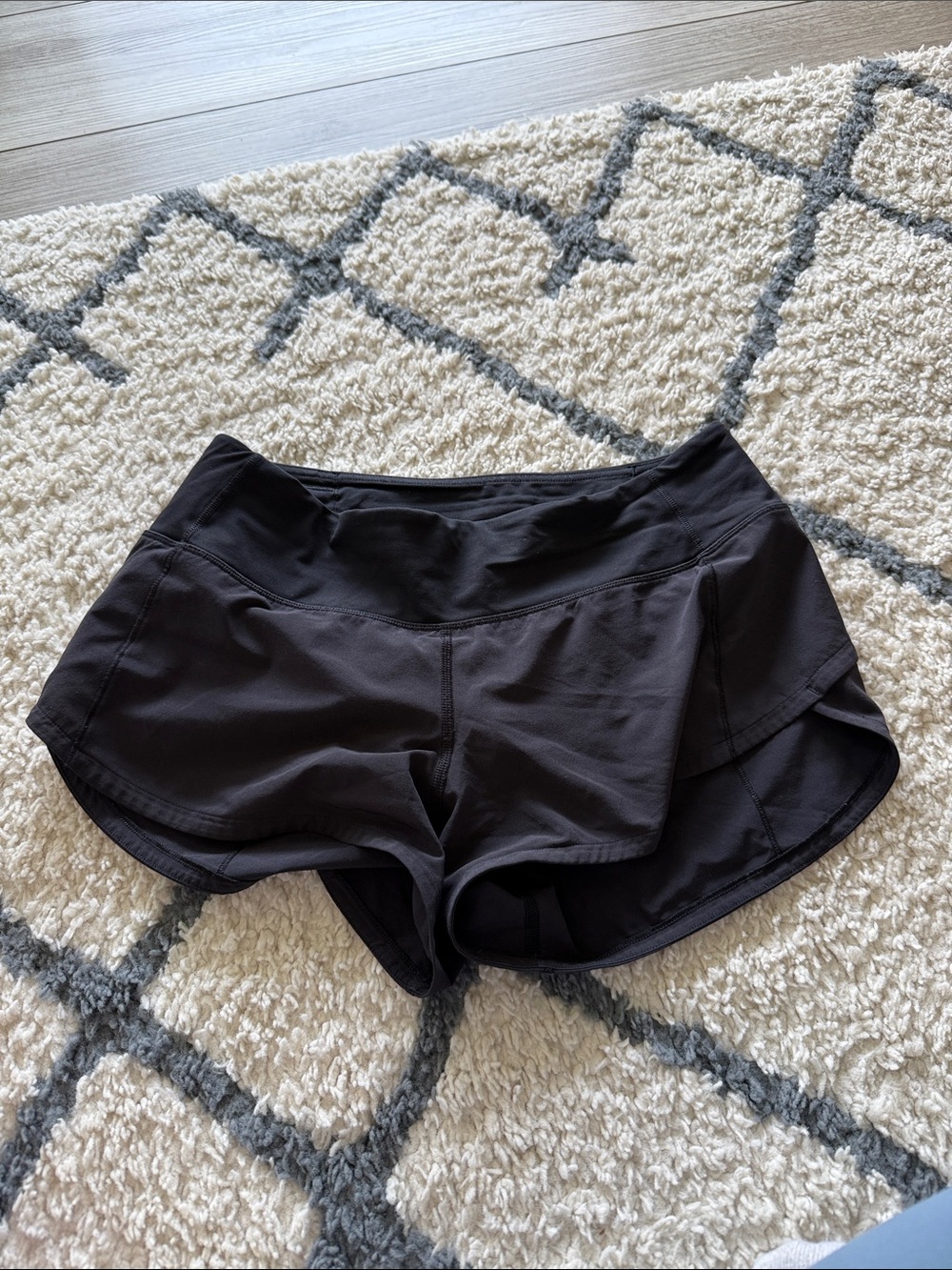 lululemon women’s Speed Up Low Rise shorts black 2.5 inch size 4